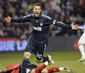 开云体育登录-哈利伯顿欧冠封神夜，骑士铁蹄踏碎天山，当个人英雄主义照亮团队胜利