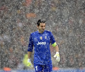 开云平台-马刺封锁老鹰，利拉德在NBA季后赛接管比赛，当防守艺术遇见孤胆英雄