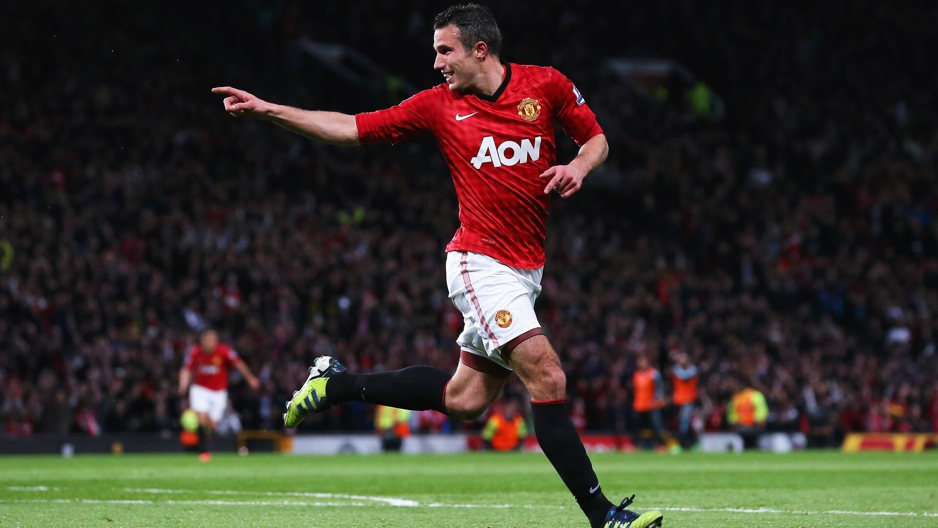 F1街道赛焦点战，曼联斩落荷兰，当赛道轰鸣遇见绿茵传奇，一场跨越时空的征服叙事