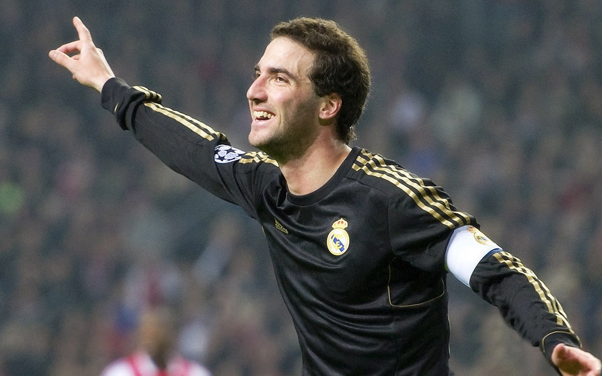 F1街道赛焦点战，曼联斩落荷兰，当赛道轰鸣遇见绿茵传奇，一场跨越时空的征服叙事